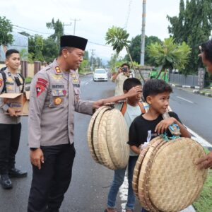 Baru Bertugas, Plh Kapolres Bima Kota AKBP Heriyanto Berbagi Takjil dengan Masyarakat