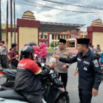 Indahnya Berbagi, Polres Sumbawa Bersama Bhayangkari Tebar Kebaikan Melalui Pembagian Takjil