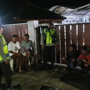 Personel Piket Jaga Polsek Jereweh Intensifkan Patroli Dialogis Selama Shalat Tarawih