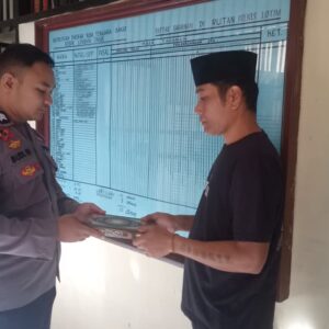 Sat Tahti Polres Lombok Timur Berikan Al-Qur’an kepada Tahanan, Perkuat Keimanan di Bulan Ramadan