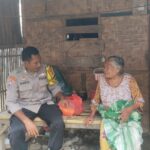 Indahnya Berbagi di Bulan Suci Ramadhan, Bhabinkamtibmas Polsek Woha Sambangi Warga Kurang Mampu di Desa Binaannya