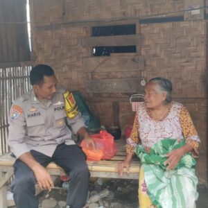 Indahnya Berbagi di Bulan Suci Ramadhan, Bhabinkamtibmas Polsek Woha Sambangi Warga Kurang Mampu di Desa Binaannya