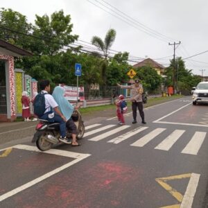 Wujudkan Keamanan dan Keselamatan Pelajar Anggota jajaran Polres Sumbawa Barat laksanakan Rawan Pagi