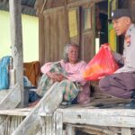 Ringankan Beban Sesama dan Meraih Berkah di Bulan Suci Ramadhan, Bhabinkamtibmas Polsek Woha Santuni Lansia