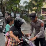Biddokkes Polda NTB Bagi Takjil untuk Ojol dan Pengendara