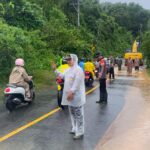 Polisi Terapkan Sistem Buka-Tutup di Jalur Taliwang–Jereweh, Material Longsor Dibersihkan dengan Dua Excavator