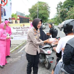 Wujud Kepedulian di Bulan Suci, Kapolres Sumbawa Pimpin Langsung Pembagian Takjil Berkah Ramadhan