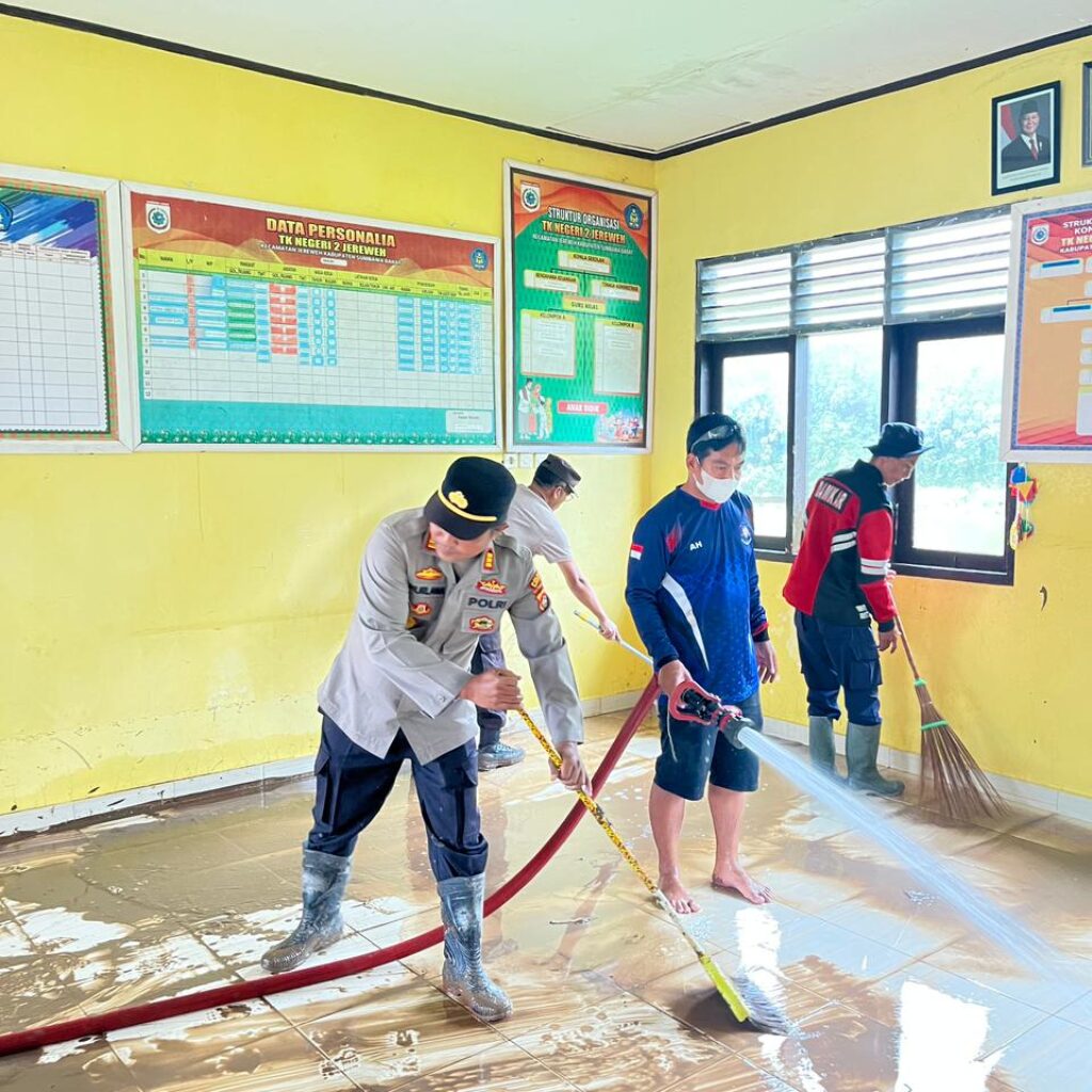 GOTONG ROYONG BERSAMA WARGA, BERSIHKAN TK NEGERI 2 PASCA BANJIR