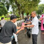 SAT INTELKAM POLRES DOMPU BAGIKAN TAKJIL, PERKUAT SILATURAHMI DI BULAN SUCI RAMADHAN 1447 H
