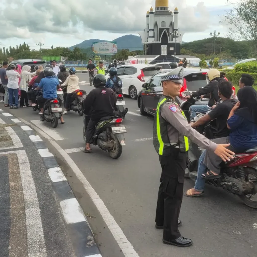 Aksi Humanis Personel Polres Lombok Barat Sapa Pengendara di GMS