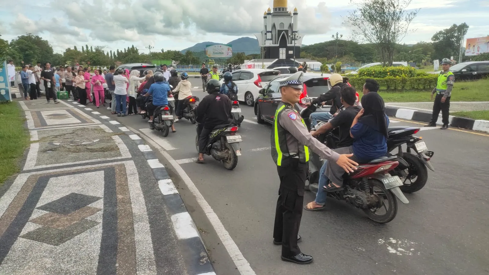 Aksi Humanis Personel Polres Lombok Barat Sapa Pengendara di GMS