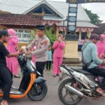 Semangat Berbagi di Bulan Suci, Polsek Empang dan Bhayangkari Salurkan Takjil kepada Masyarakat