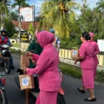 Polres Lombok Barat Bagikan Takjil Gratis di Jalur Gerung