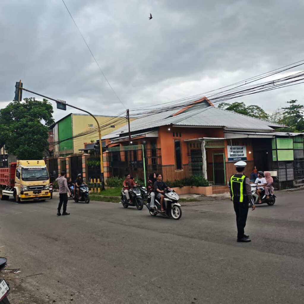 Jelang Berbuka, Sat Lantas Polres Dompu Kendalikan Arus, Dompu Tetap Lancar dan Kondusif