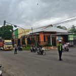 Jelang Berbuka, Sat Lantas Polres Dompu Kendalikan Arus, Dompu Tetap Lancar dan Kondusif