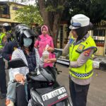 Berbagi Berkah di Jalan Raya, Sat Lantas Polres Dompu Tebar Takjil dan Edukasi Keselamatan