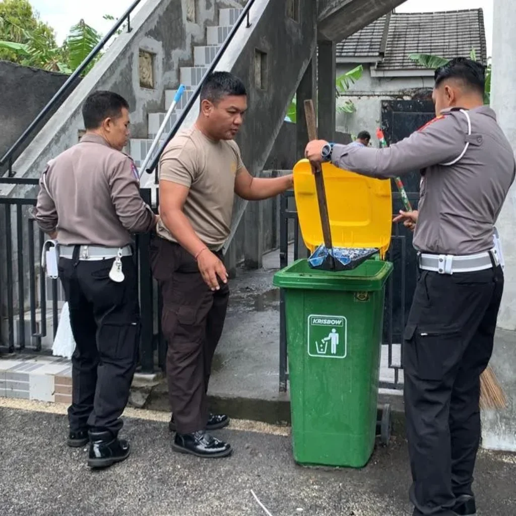 Satlantas Polres Lobar Gelar Aksi Bersih Masjid dan Edukasi Lalin