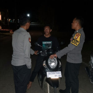 Personal Polsek Plampang Dan Pospol Maronge Intensifkan Patroli Blue Light