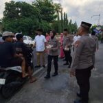 Polres Lombok Timur Bagikan Takjil kepada Masyarakat di Depan Masjid Al-Ishlah