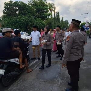 Polres Lombok Timur Bagikan Takjil kepada Masyarakat di Depan Masjid Al-Ishlah