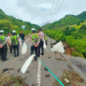 Polres Loteng Imbau Pengguna Jalan Waspadai Jalan Amblas di Montong Ajan. ‎