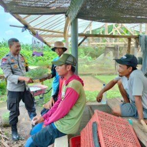 Bhabinkamtibmas Desa Bagik Papan Jalin Silaturahmi, Ajak Warga Dukung Ketahanan Pangan dan Jaga Kamtibmas