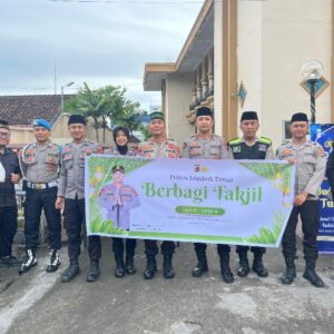 Polres Lombok Timur Rutin Bagi Takjil, Pererat Hubungan dengan Masyarakat