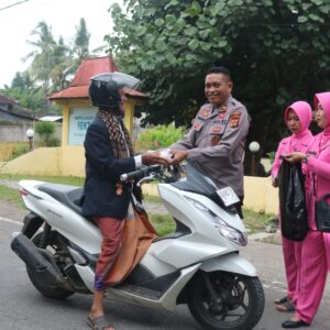 Polsek Woja Berbagi 700 Paket Takjil, Wujud Kepedulian dan Kedekatan Polri dengan Masyarakat di Bulan Ramadhan