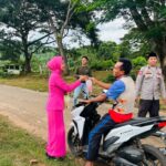 Hadirkan Seuntai Senyuman di Bulan Suci Ramadhan, Polsek Parado Bagikan Takjil Berbuka Puasa