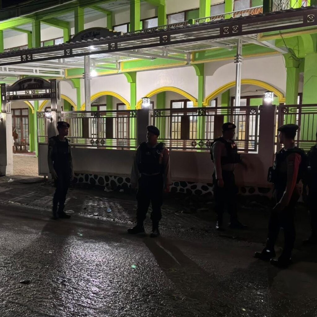 Patroli Subuh, Satsamapta Polres Bima Pastikan Kenyamanan Masyarakat Yang Beribadah dan Jaga Stabilitas Kamtibmas