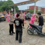 Hadirkan Kebahagiaan di Bulan Suci Ramadhan, Polsek Pelabuhan Laut Bima Berbagi Takjil dengan Buruh dan ABK