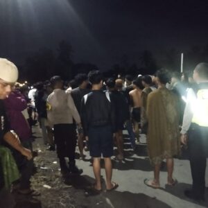 Patroli KRYD Polsek Sakra Timur, Bubarkan Balap Lari di Jalan Utama Saat Ramadhan