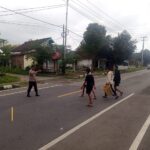 Polsek Lape Laksanakan Giat Strong Point Pagi Guna Pastikan Keamanan Pengguna Jalan