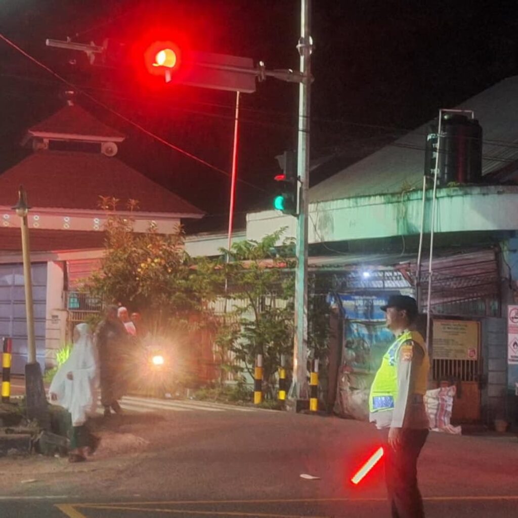 Personel Polsek Jereweh Laksanakan Pengamanan Shalat Tarawih, Jaga Situasi Tetap Kondusif