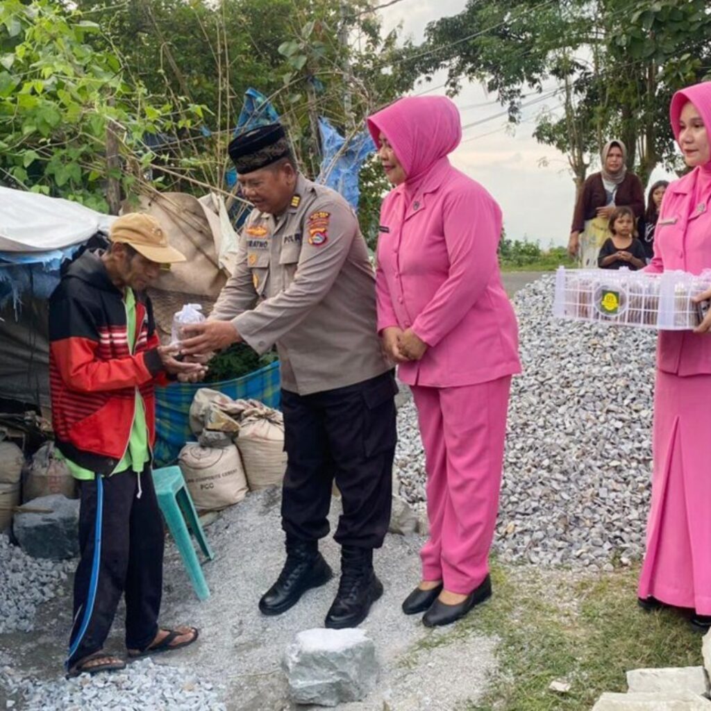 Indahnya Ramadhan, Polsek Rasanae Barat Bagikan Takjil untuk Warga Pemecah Batu