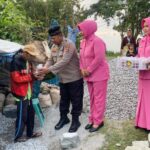 Indahnya Ramadhan, Polsek Rasanae Barat Bagikan Takjil untuk Warga Pemecah Batu