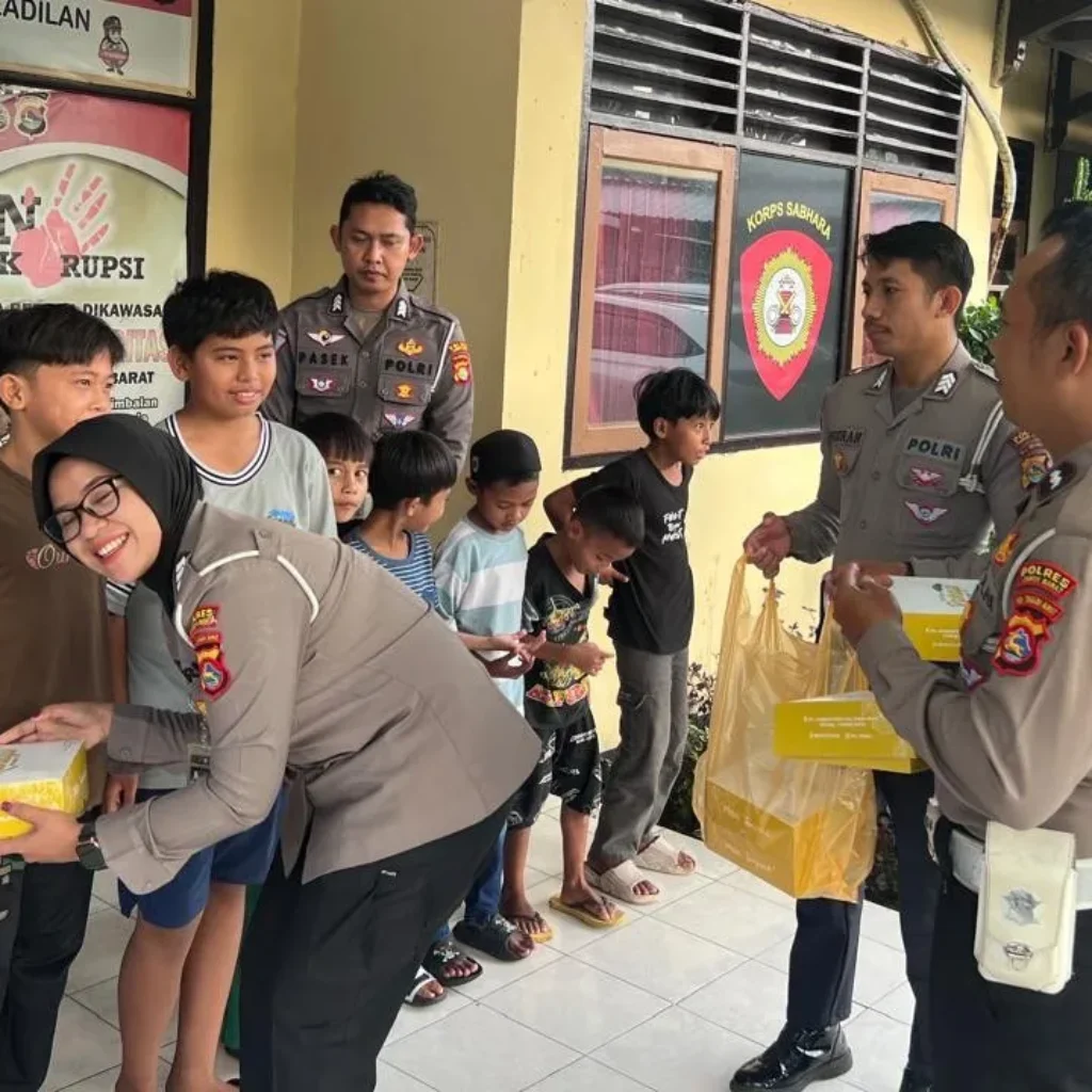 Wujudkan Kedekatan dengan Masyarakat, Polres Lombok Barat Beri Kejutan Manis untuk Anak-Anak Kuripan