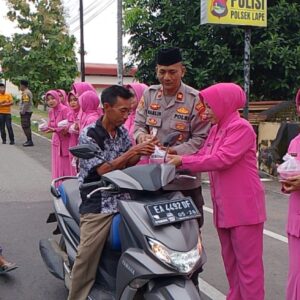 Semangat Berbagi di Bulan Suci, Polsek Lape dan Bhayangkari Tebar 200 Paket Takjil untuk Pengguna Jalan