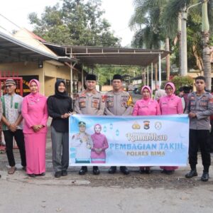 Peran Humanis dan Sinergi Polri, Kapolres Bima Kabupaten Bersama Mahasiswa Cipayung Bagikan Takjil Berbuka Puasa