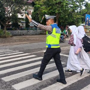 Satlantas Polres Bima Kota Laksanakan Strong Point, Wujudkan Kamseltibcarlantas Lancar di Pagi Hari