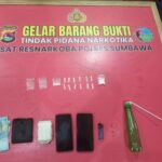 Gerebek Pengedar Saat Tidur, Sat Resnarkoba Polres Sumbawa Amankan Mahasiswa dan 14 Poket Sabu di Tarano