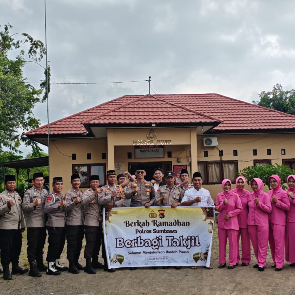 Wujudkan Kepedulian, Polsek Buer dan Bhayangkari Bagikan 120 Paket Takjil di Depan Mapolsek