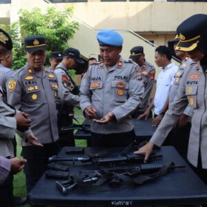 Pastikan Kelayakan dan Cegah Penyalahgunaan, Kapolres Sumbawa Pimpin Pemeriksaan Senjata Api Personel