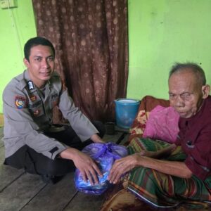 Menebar Kasih di Bulan Suci Ramadhan, Bhabinkamtibmas Polsek Woha Salurkan Bantuan Sembako Bagi Lansia