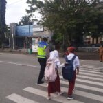 Sat Lantas Polres Bima Kota Laksanakan Rawan Pagi, Bantu Anak Sekolah Menyeberang Jalan