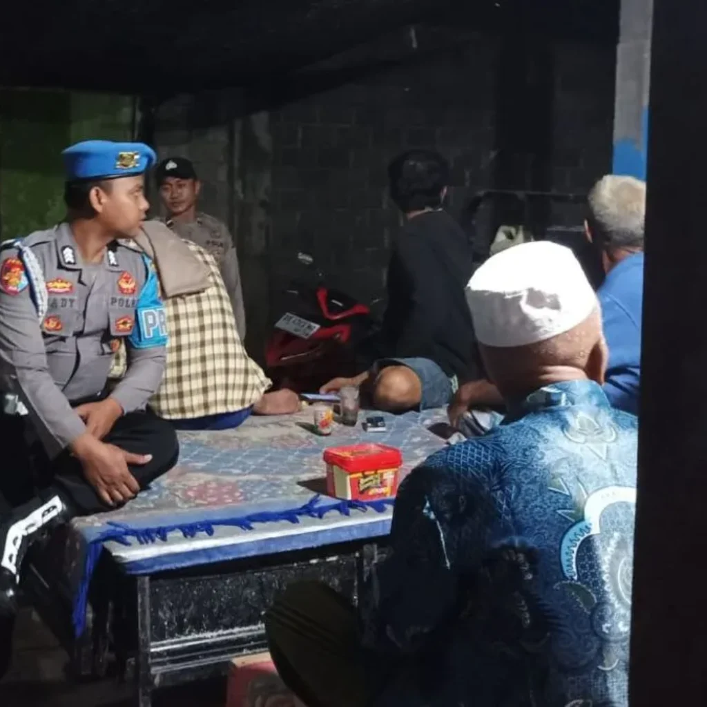 Lombok Barat, NTB - Dalam rangka memelihara situasi keamanan dan ketertiban masyarakat (Kamtibmas) yang kondusif, jajaran Kepolisian Sektor (Polsek) Lembar konsisten melaksanakan kegiatan rutin yang ditingkatkan melalui patroli dialogis. Langkah preventif ini menyasar sejumlah titik rawan dan area pemukiman padat penduduk guna mengantisipasi potensi tindak kriminalitas maupun gangguan sosial lainnya di wilayah hukum Polres Lombok Barat. Pada Senin malam, 09 Maret 2026, intensitas pengamanan difokuskan di kawasan perumahan dan titik kumpul warga, khususnya di Dusun Baru Samban, Desa Lembar Selatan, Kecamatan Lembar. Kegiatan yang dimulai pada pukul 23.00 WITA ini melibatkan personel piket yang terjun langsung menyapa masyarakat guna memberikan rasa aman di tengah waktu istirahat malam. Komitmen Polri dalam Menjamin Keamanan Masyarakat Kapolres Lombok Barat, Polda NTB, AKBP Yasmara Harahap, S.I.K., M.Si., melalui Kapolsek Lembar, Ipda Ruslan, S.H., menegaskan bahwa patroli KRYD (Kegiatan Rutin Yang Ditingkatkan) merupakan instrumen penting bagi kepolisian untuk mendeteksi dini potensi gangguan keamanan. Kehadiran polisi di lapangan pada jam-jam rawan diharapkan mampu mempersempit ruang gerak pelaku kejahatan, seperti pencurian dengan pemberatan (Curat), pencurian dengan kekerasan (Curas), dan pencurian kendaraan bermotor (Curanmor). "Kami terus berkomitmen untuk hadir di tengah masyarakat, terutama pada jam istirahat malam, guna memastikan tidak ada celah bagi gangguan keamanan. Melalui patroli dialogis ini, personel kami tidak hanya sekadar melintas, tetapi juga membangun komunikasi dua arah dengan warga yang masih beraktivitas di luar rumah," ujar Ipda Ruslan, S.H. dalam keterangannya. Beliau menambahkan bahwa stabilitas keamanan di wilayah Lembar merupakan prioritas utama, mengingat wilayah ini juga menjadi salah satu gerbang penting transportasi di Kabupaten Lombok Barat. Dengan terciptanya situasi yang aman, masyarakat dapat beraktivitas dan beristirahat tanpa diselimuti rasa khawatir. Pelaksanaan Patroli Dialogis dan Himbauan Kamtibmas Operasi malam tersebut dilaksanakan secara mobile oleh tim yang terdiri dari Aipda I Wayan Sandiarta, Aipda I Gede Sadar, dan Brigadir Jumawan Hadi. Para personel menyisir jalanan desa hingga masuk ke area perumahan di Dusun Baru Samban. Dalam pelaksanaannya, petugas menemukan beberapa kelompok pemuda dan warga yang masih berkerumun di pos ronda maupun di pinggir jalan. Alih-alih memberikan tindakan represif, petugas mengedepankan pendekatan humanis melalui dialog. Petugas memberikan edukasi mengenai pentingnya menjaga kewaspadaan lingkungan secara mandiri dan saling mengingatkan antar tetangga jika melihat hal-hal yang mencurigakan. "Kami menghimbau masyarakat yang masih berkumpul untuk selalu menjaga kamtibmas guna antisipasi hal-hal yang merugikan serta mengganggu stabilitas keamanan. Kami juga mengingatkan agar warga tetap waspada terhadap kendaraan bermotor yang diparkir dan memastikan pintu rumah sudah terkunci dengan benar sebelum beristirahat," ungkap Ipda Ruslan menyampaikan arahan personel di lapangan. Edukasi semacam ini dinilai efektif karena masyarakat merasa dirangkul sebagai mitra kepolisian dalam menjaga keamanan lingkungan. Respon masyarakat di Desa Lembar Selatan pun sejauh ini sangat positif terhadap kehadiran petugas patroli di wilayah mereka. Hasil Pemantauan Wilayah Hukum Polsek Lembar Berdasarkan laporan hasil kegiatan yang berlangsung hingga dini hari tersebut, situasi di wilayah Dusun Baru Samban dan sekitarnya terpantau dalam keadaan aman, lancar, dan kondusif. Tidak ditemukan adanya kejadian menonjol maupun gangguan nyata yang meresahkan warga. Arus lalu lintas di seputaran wilayah hukum Polsek Lembar juga dilaporkan tetap terkendali. Pihak kepolisian berharap agar sinergitas antara Polri dan masyarakat terus diperkuat melalui pengaktifan kembali sistem keamanan lingkungan (Siskamling) di tingkat dusun. Dengan adanya kerja sama yang solid, segala bentuk potensi konflik maupun tindak pidana dapat dicegah lebih awal. Patroli KRYD ini dipastikan akan terus berlanjut secara rutin dengan jadwal dan sasaran lokasi yang dinamis mengikuti perkembangan situasi di lapangan.