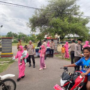 Ramadan Penuh Berkah, Polsek Kilo dan Bhayangkari Berbagi Takjil di Depan Mako