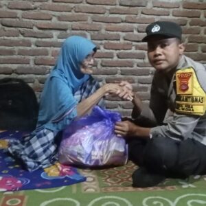 Hadirkan Seuntai Senyuman dan Harapan Bhabinkamtibmas Polsek Woha Berbagi Sembako Kepada Lansia