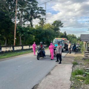 Polsek Moyo Hulu Bersama Bhayangkari Bagikan 100 Paket Takjil di Jalur Sumbawa-Lunyuk  