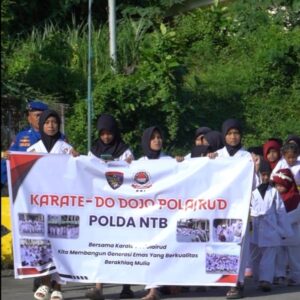 Anak Binaan Karate-Do Dojo Polairud Polda NTB Bagikan Takjil di Pelabuhan Lembar dan Serumbung
